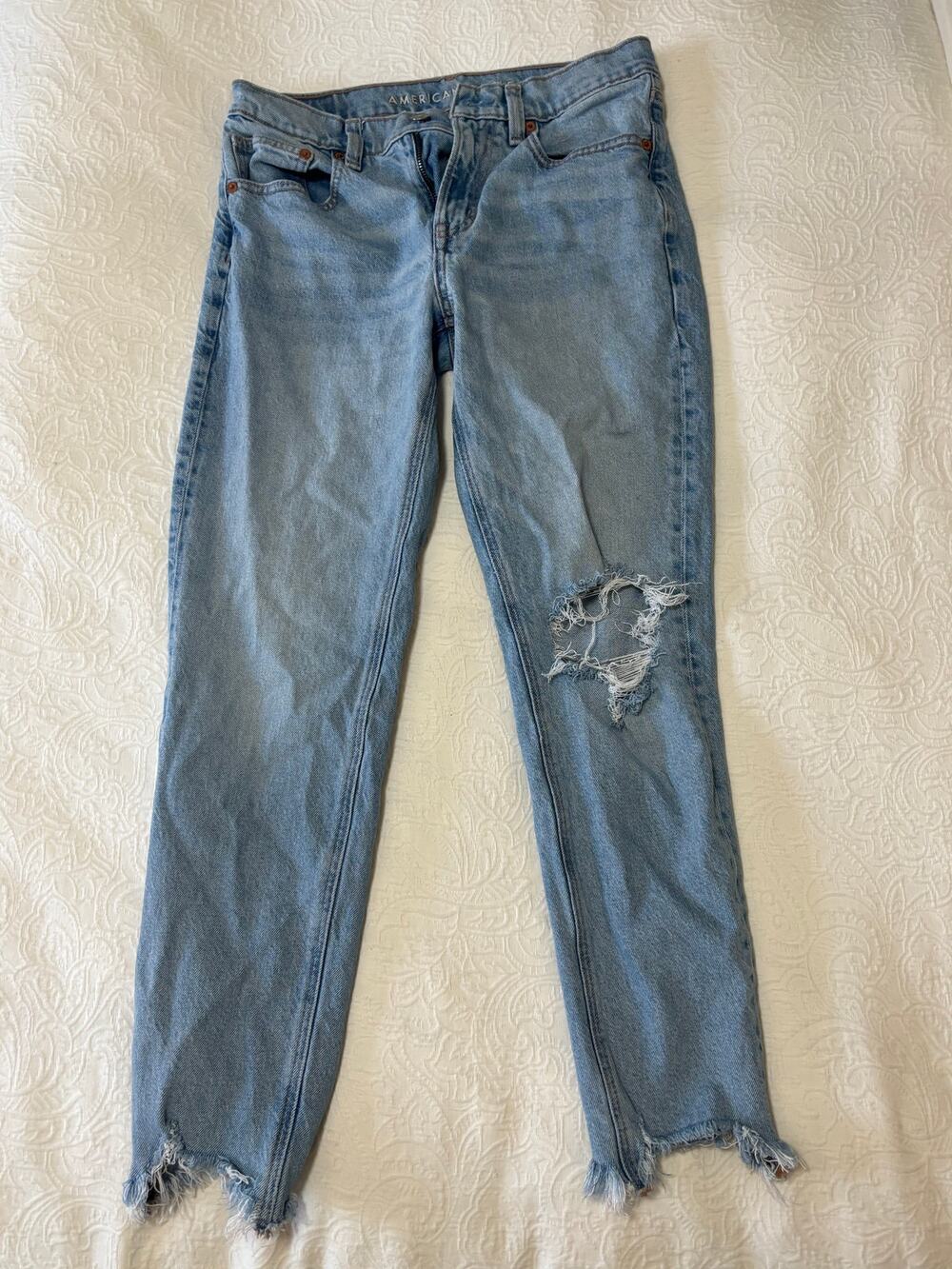 American Eagle 90s Skinny Distressed Jeans - Size 6 Short